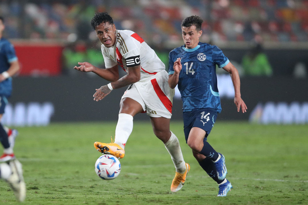 El peruano Renato Tapia (i) disputa un balón con el paraguayo Andrés Cubas (d) este viernes en Lima durante el partido amistoso de preparación para la Copa América de Estados Unidos que comienza el 20 de junio. EFE/ Paolo Aguilar