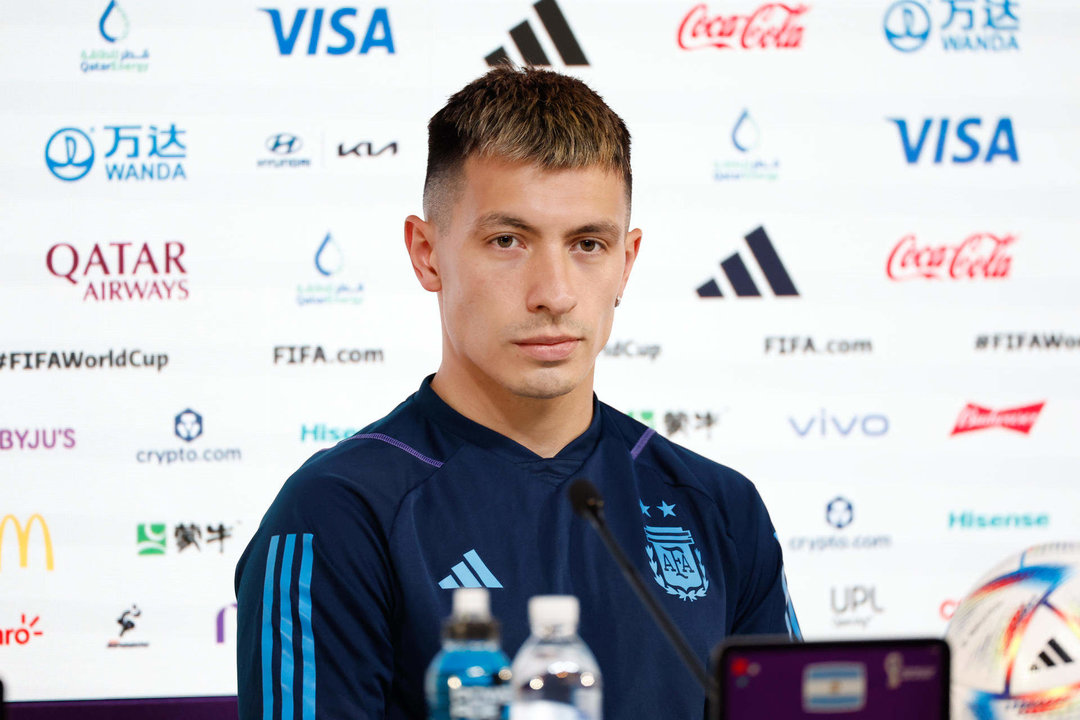 Fotografía de archivo en la que se registró al defensa de la selección argentina de fútbol Lisandro Martínez, durante una rueda de prensa. EFE/Juan Ignacio Roncoroni