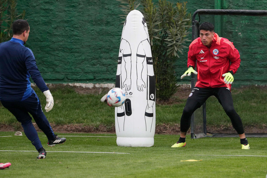 El arquero de la selección chilena de fútbol, Brayan Cortés, participa en un entrenamiento el lunes 3 de junio, en el complejo deportivo Juan Pinto Durán en Santiago (Chile). Chile debutará ante Perú en la Copa América 2024, el 21 de junio en  el estadio AT&T Stadium de Arlington, Texas. EFE/ Elvis González