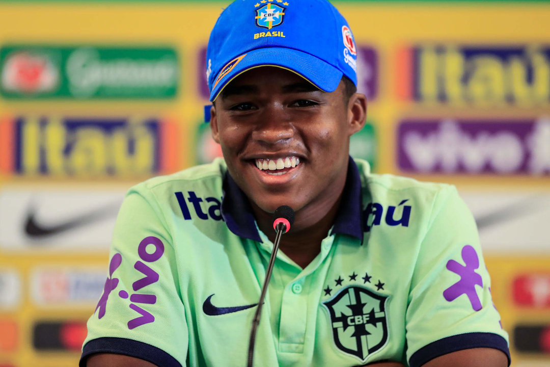 Fotografía de archivo, tomada el pasado 19 de noviembre en la que se registró al delantero brasileño Endrick, durante una rueda de prensa con la selección nacional absoluta de fútbol de su país, en Teresópolis (Río de Janeiro, Brasil). EFE/André Coelho