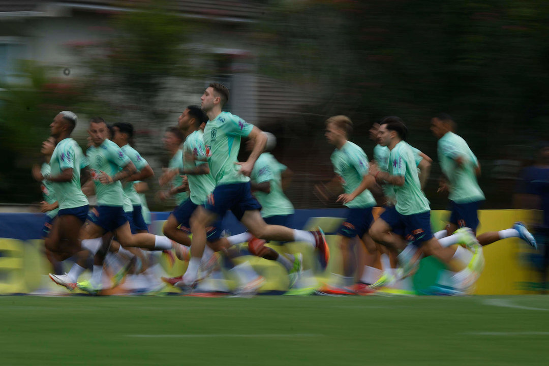 Fotografía de archivo en la que se registró un entrenamiento de la selección brasileña de fútbol, en Teresópolis (Rio de Janeiro, Brasil). EFE/Antonio Lacerda