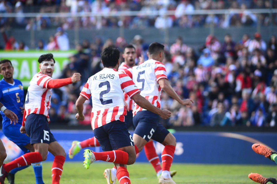 Jugadores de Paraguay celebran una anotación, en una fotografía de archivo. EFE/ Daniel Piris