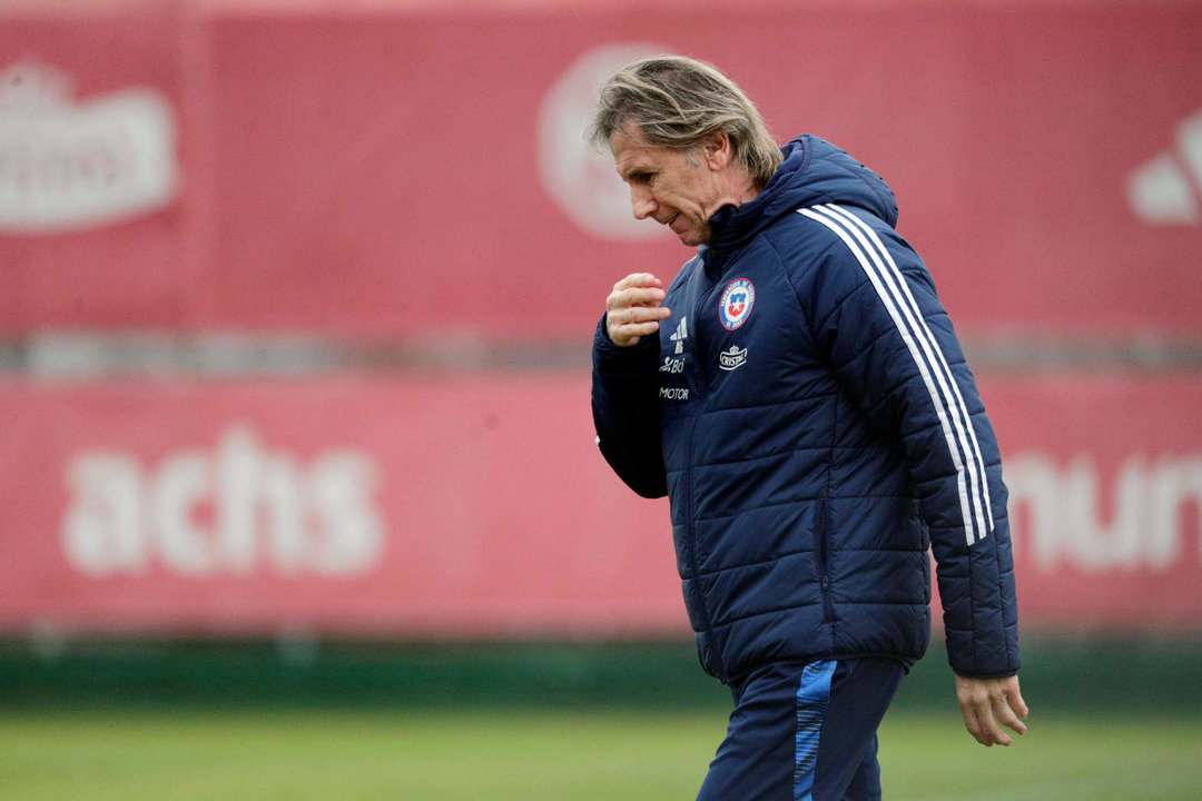 El seleccionador del equipo nacional masculino de fútbol de Chile, el argentino Ricardo Gareca, fue registrado este lunes, 10 de junio, durante un entrenamiento, en el complejo deportivo Juan Pinto Durán de Santiago de Chile. EFE/Elvis González