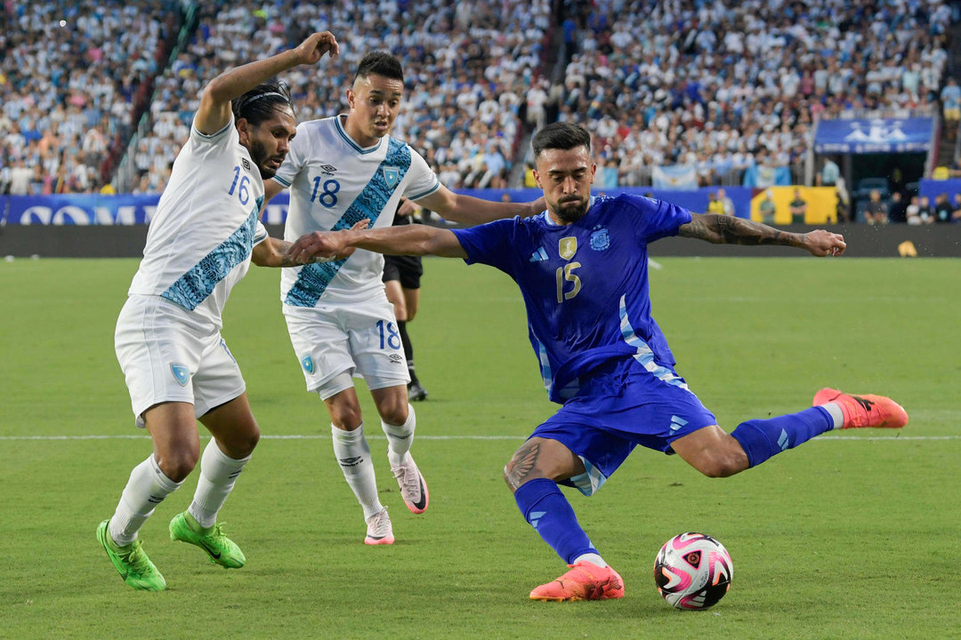 Nicolás González (d), de Argentina, en una acción del partido amistoso con José Morales, de Guatemala. EFE/ Lenin Nolly