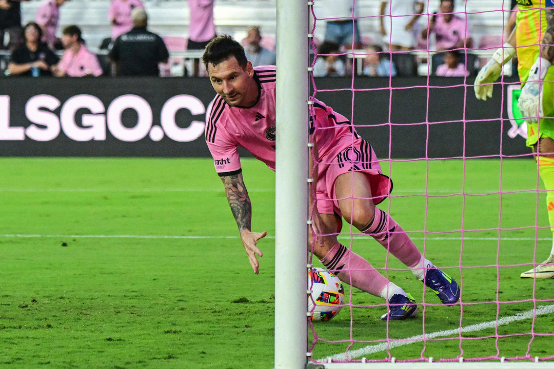 Lionel Messi, atacante estrella del Inter Miami, fue registrado este sábado, 1 de junio, tras anotar un gol que le anotó al St. Louis City, durante un partido de la Major League Soccer (MLS), en el Chase Stadium de Fort Lauderdale (Florida, EE.UU.). EFE/Giorgio Viera