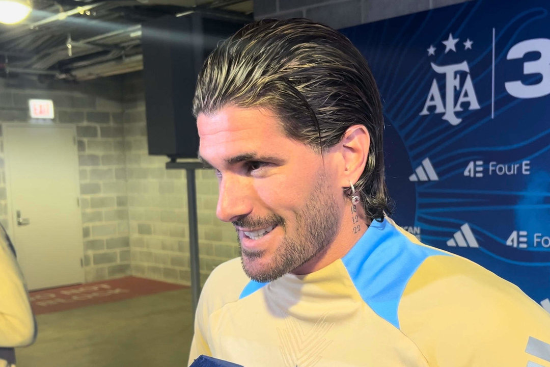 Rodrigo De Paul, centrocampista de la selección argentina de fútbol, fue registrado este domingo, 9 de enero, al atender a al prensa, luego de un partido amistoso contra Ecuador previo a la Copa América, en Chicago (Illinois, EE.UU.). EFE/Andrea Montolivo