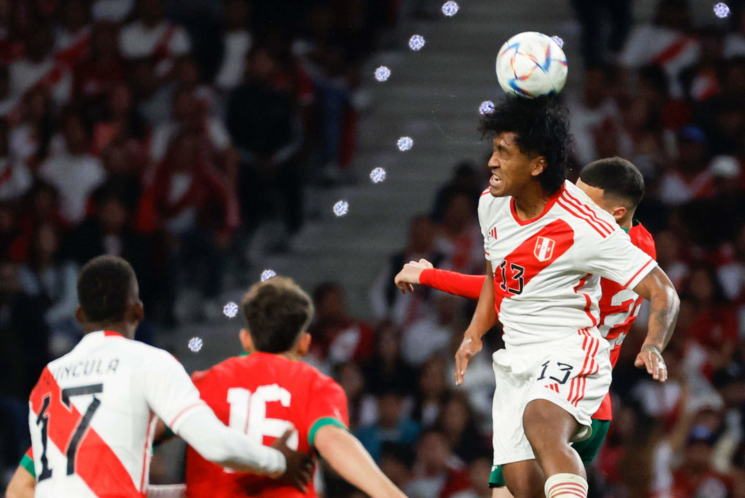 Fotografía de archivo en la que se registró al centrocampista peruano Renato Tapia (d), durante un partido amistoso con la selección de Marruecos, en el estadio Civitas Metropolitano de Madrid (España). EFE/Juanjo Martín