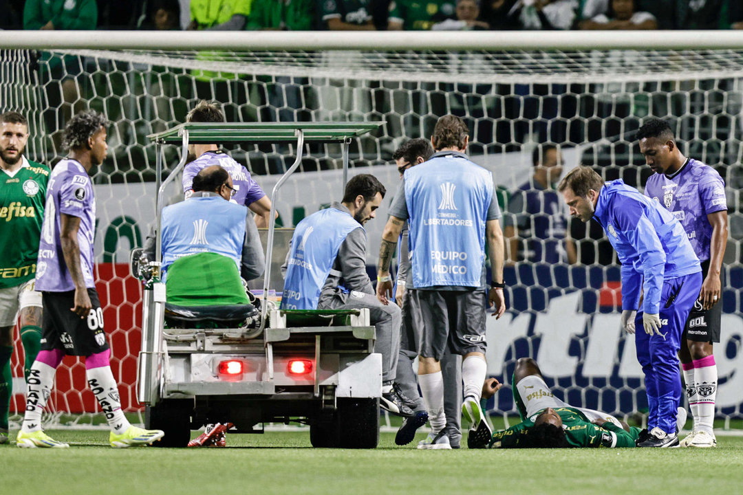 Endrick, de Palmeiras, salió lesionado este miércoles en el partido de la Copa Libertadores ante Independiente del Valle (IDV) en el estadio Allianz Parque en Sao Paulo (Brasil). EFE/ Isaac Fontana