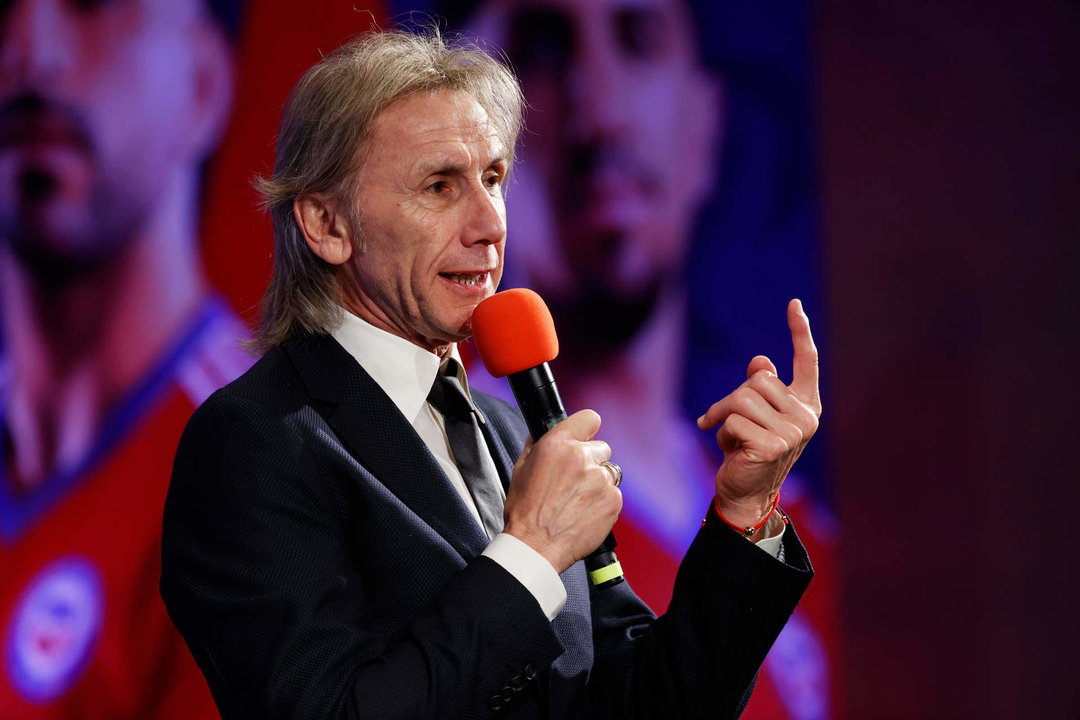 Fotografía de archivo en la que se registró al seleccionador del equipo nacional masculino de fútbol, el argentino Ricardo Gareca, durante un rueda de prensa, en Santiago de Chile. EFE/Elvis González