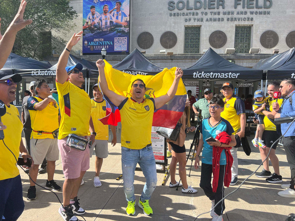 Los hinchas ecuatorianos viven con intensidad la previa del partido amistoso entre las selecciones de Argentina y Ecuador en el estadio Soldier Field, en Chicago. EFE/ Andrea Montolivo