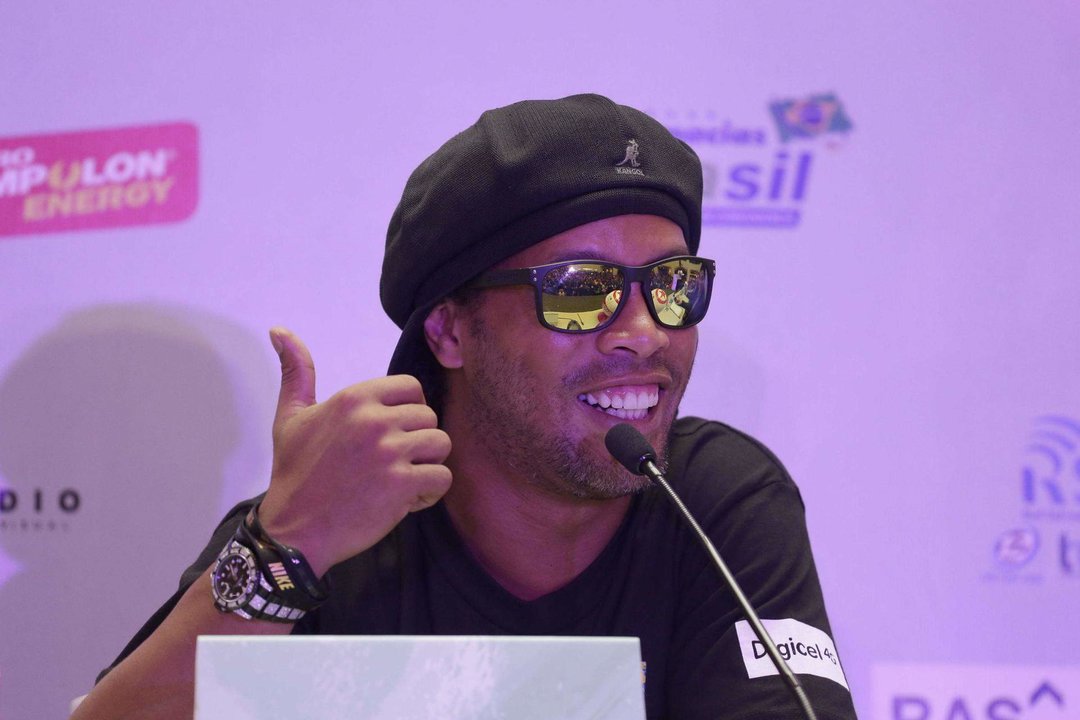 Fotografía de archivo en la que se registró al exfutbolista brasileño Ronaldinho Gáucho, durante una rueda de prensa, en San Salvador (El Salvador). EFE/Rodrigo Sura