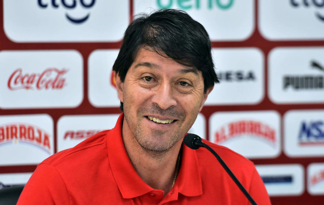 Fotografía de archivo del director técnico de la selección de fútbol Paraguay Daniel Garnero. EFE/Daniel Piris