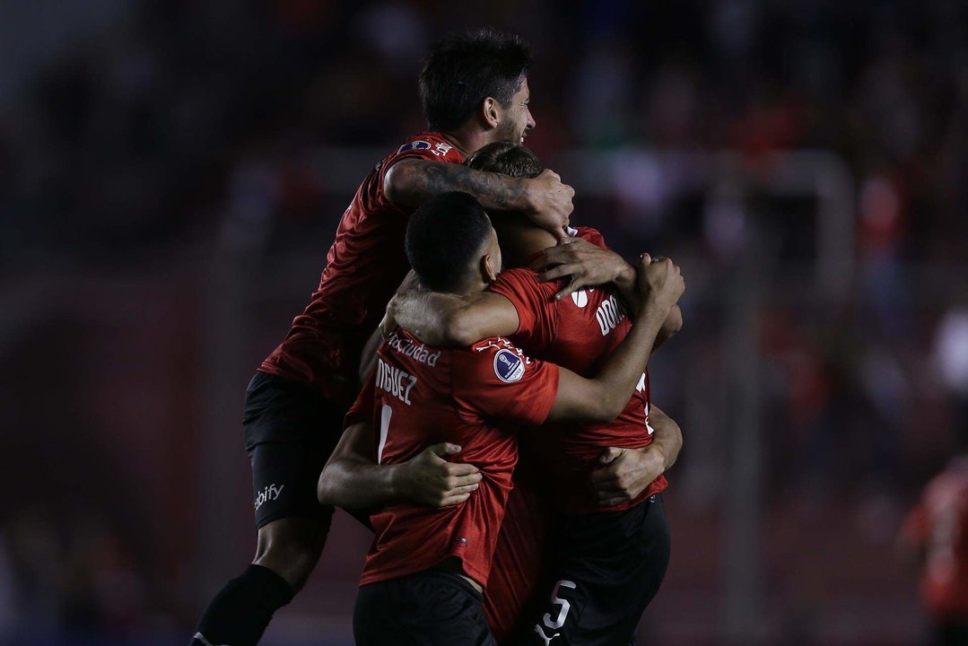 Fotografía de archivo en la que se registró una celebración de jugadores del club argentino de fútbol Independiente de Avellaneda, en el Estadio Libertadores de América de Buenos Aires (Argentina). EFE/Juan Ignacio Roncoroni