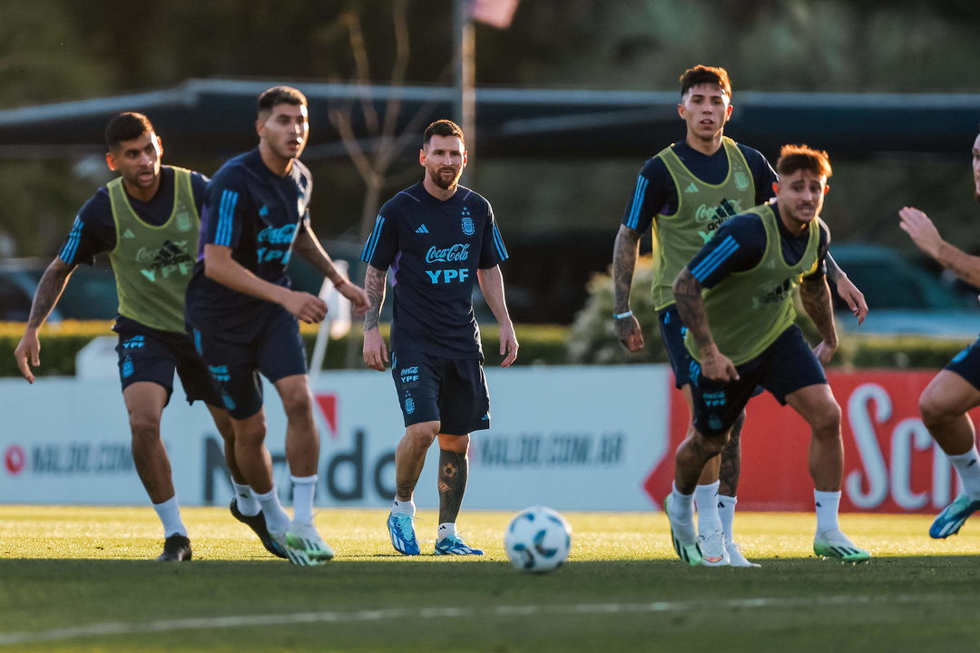 Fotografía de archivo de Lionel Messi (c) mientras participa junto a sus compañeros en un entrenamiento de la selección Argentina. EFE/ Juan Ignacio Roncoroni