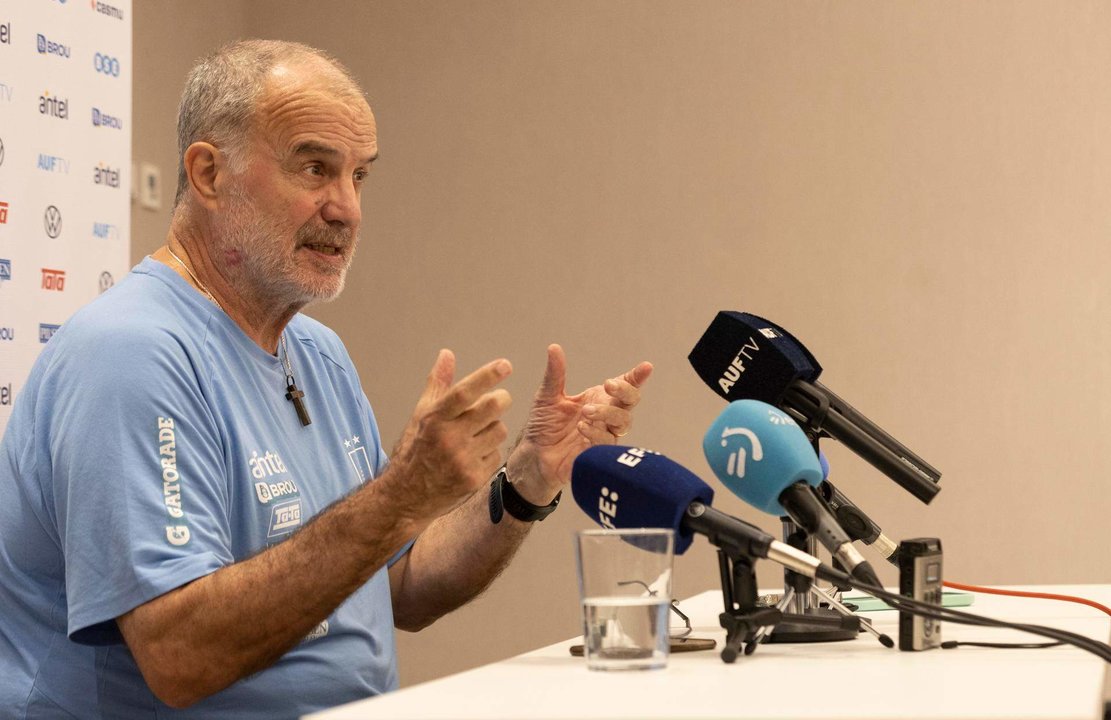 Fotografía de archivo, tomada el pasado 23 de marzo, en la que se registró al seleccionador del equipo nacional masculino de fútbol de Uruguay, Marcelo Bielsa, durante una rueda de prensa en San Sebastián (España). EFE/Juan Herrero.