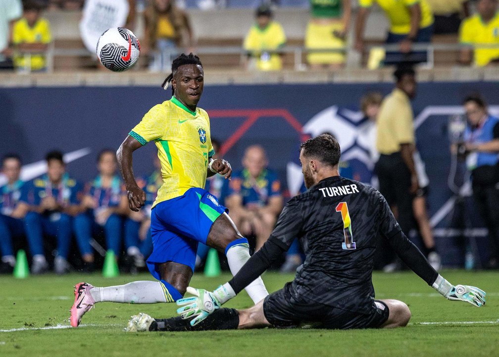 Imagen de archivo de Vinicius Junior (i). EFE/EPA/CRISTOBAL HERRERA-ULASHKEVICH