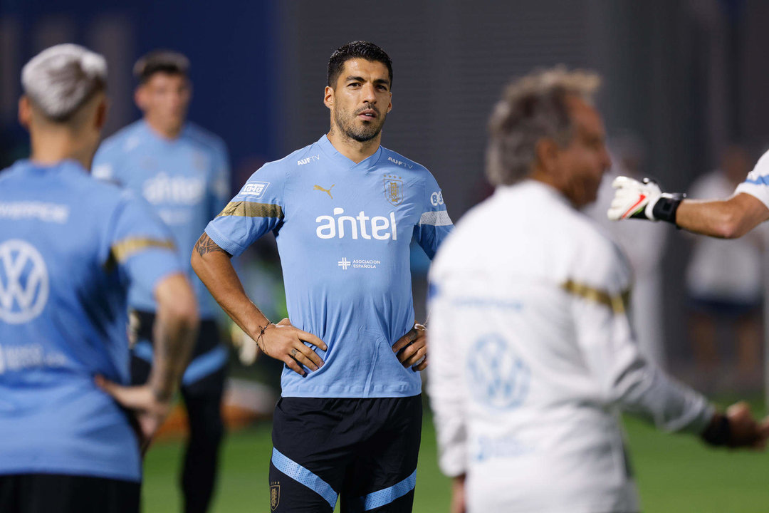 Fotografía de archivo en la que se registró al delantero y máximo goleador de la selección uruguaya de fútbol desde 2013, Luis Suárez (c), durante un entrenamiento. EFE/Juan Ignacio Roncoroni