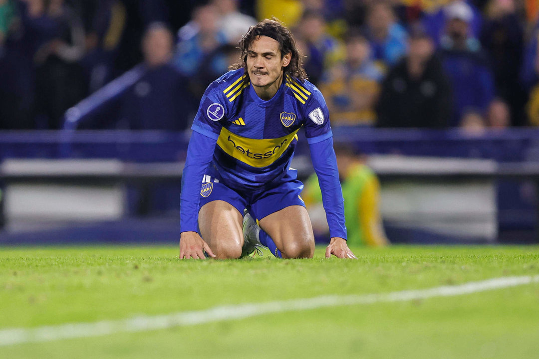 Fotografía de archivo, tomada el pasado 15 de mayo, en la que se registró al delantero uruguayo del club argentino Boca Junior, Edinson Cavani, durante un partido de la Copa Sudamericana, en el estadio La Bombonera de Buenos Aires (Argentina). Cavani anunció en mayo pasado su retiro de la Celeste. EFE/Juan Ignacio Roncoroni