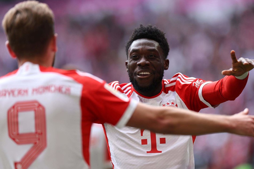 Fotografía de archivo del jugador panameño del Bayern Munich Alphonso Davies (d) en un abrazo con su compañero de equipo, el inglés Harry Kane (i). EFE/ANNA SZILAGYI