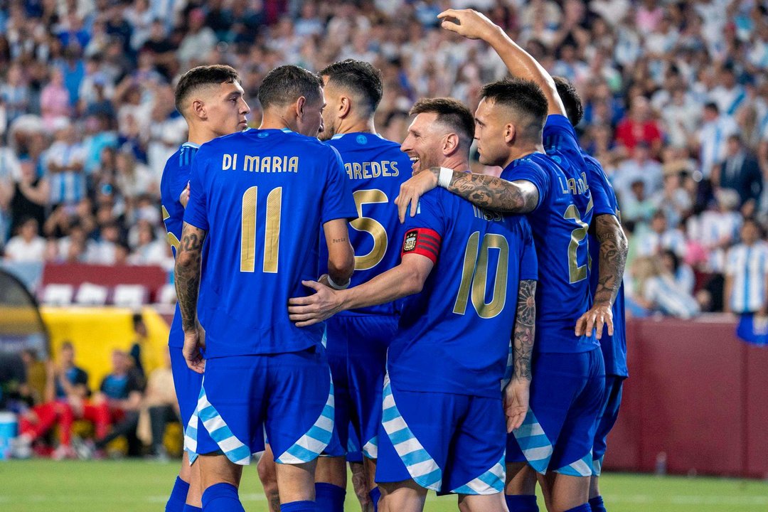 Fotografía de este 14 de junio de varios jugadores de la selección Argentina que celebran durante un amistoso ante Guatemala en Landover (EE.UU.). EFE/SHAWN THEW