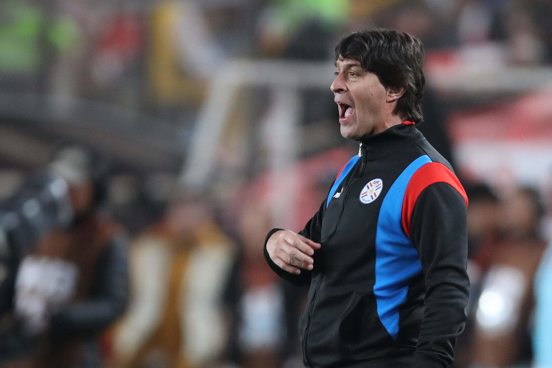 El seleccionador de Paraguay, Daniel Garnero, reacciona en un partido amistoso internacional ante Perú, en el estadio Monumental en Lima (Perú). EFE/ Paolo Aguilar