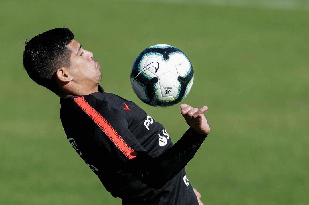 Foto de archivo del centrocampista Esteban Pavez, quien este miércoles, a dos días del debut frente a Perú en la Copa América, dijo confiar en que la selección chilena mantenga el poder goleador mostrado en los últimos tres partidos amistosos en los que anotó 8. EFE/ Fernando Bizerra Jr