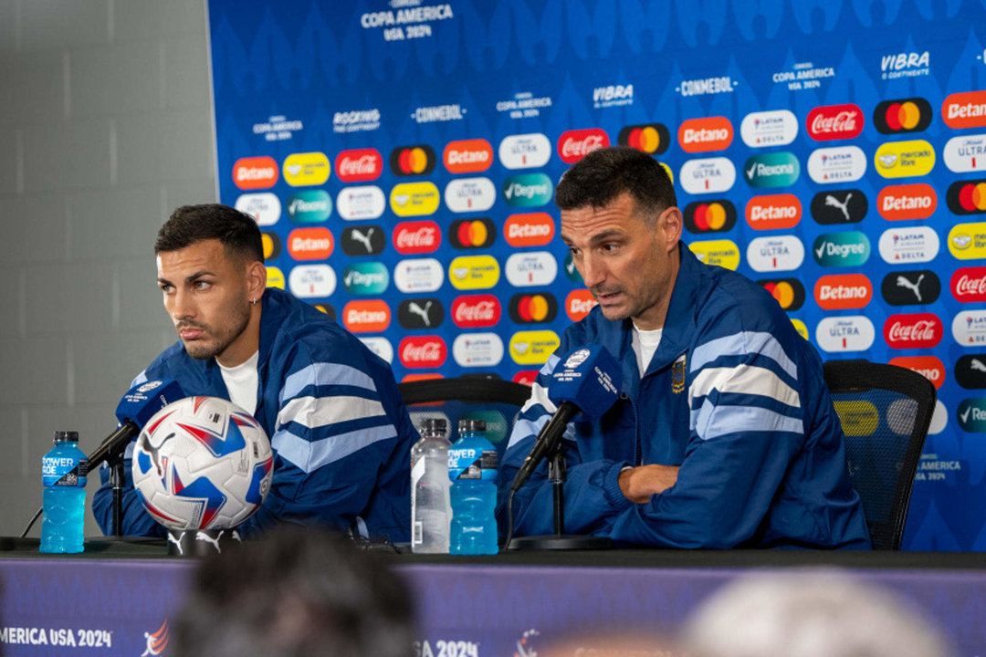 Fotografía cedida este miércoles, 19 de junio, por la Asociación de Fútbol Argentino (AFA) en la que se registró al seleccionador del equipo nacional, Lionel Scaloni (d), junto al centrocampista Leandro Paredes (i), durante la rueda de prensa previa al primer partido de la Copa América en la que enfrentarán a Canadá, en Atlanta (Georgia, EE.UU.). EFE/AFA