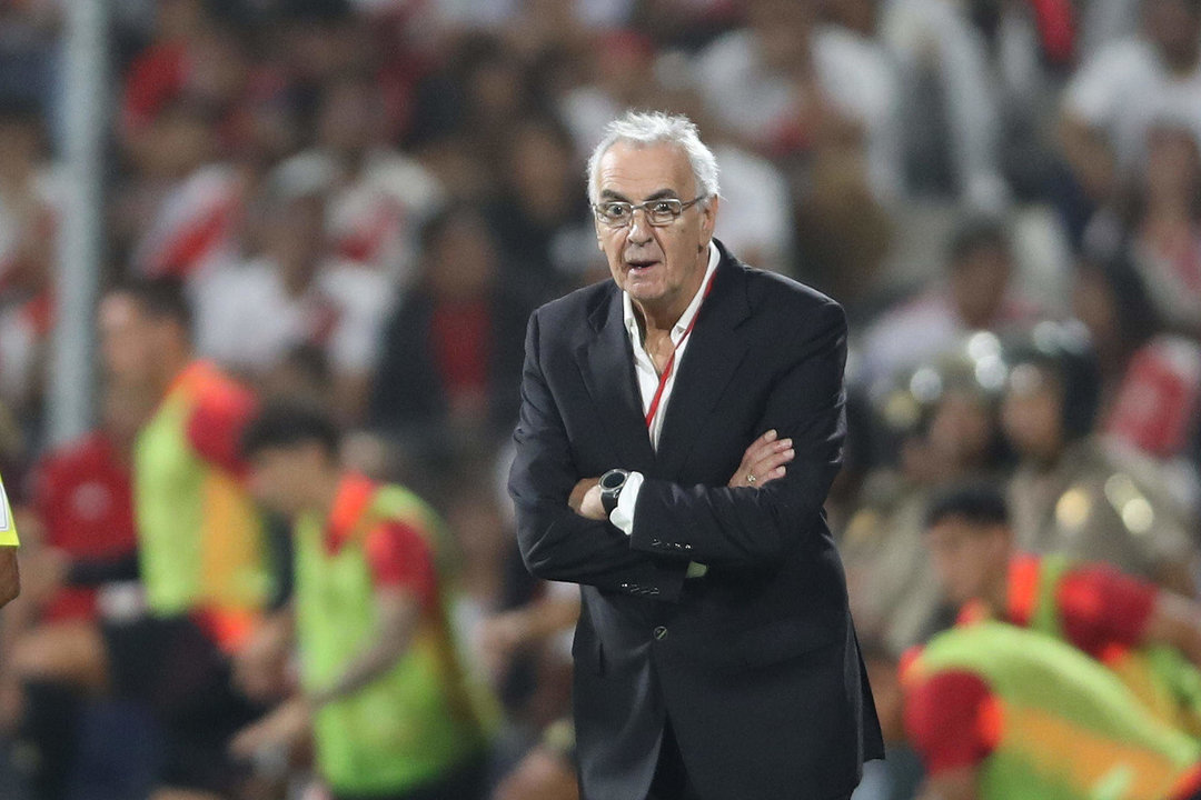 Fotografía de archivo del entrenador de Perú Jorge Fossati. EFE/Paolo Aguilar