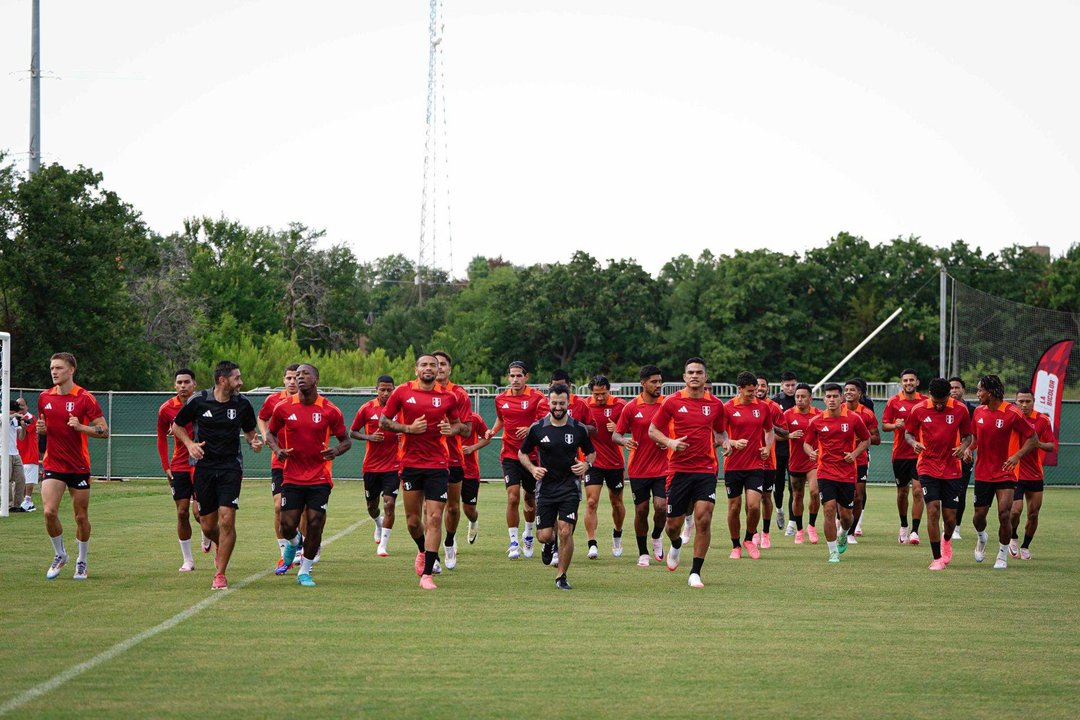 Fotografía cedida por la Federación Peruana de Fútbol (FPF) en la que se registró a jugadores de la seleccionado nacional de mayores, durante un entrenamiento previo a su debut en la Copa América, en la Universidad de Dallas, en Dallas (Texas, EE.UU.). EFE/FPF