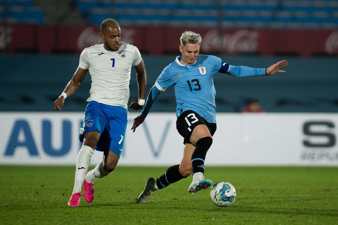 Fotografía de archivo en la que se registró a Guillermo Varela (d), lateral derecho de la selección uruguaya de fútbol, durante un partido amistoso con Cuba, en el Estadio Centenario de Montevideo (Uruguay). EFE/Enzo Santos