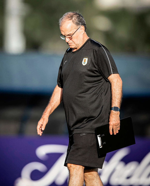 Fotografía provista de la cuenta oficial en X de la Asociación Uruguaya de Fútbol (AUF) en la que se registró al seleccionador Marcelo Bielsa, durante un entrenamiento este jueves, 20 de junio, en Miami (Florida, EE.UU.). EFE/AUF