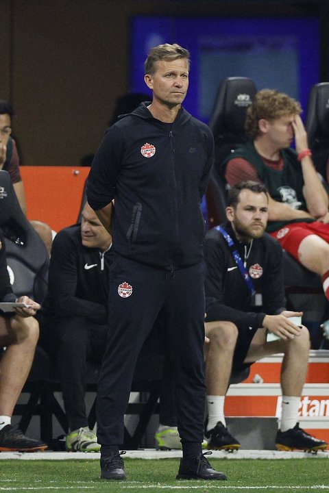 El seleccionador del equipo nacional masculino de fútbol de Canadá, el estadounidnese Jesse Marsch, fue registrado este jueves, 20 de junio, durante el partido inaugural de la Copa América 2024 contra Argentina, en el estadio Mercedes Benz  de Atlanta (Georgia, EE.UU.). EFE/Erik S. Lesser