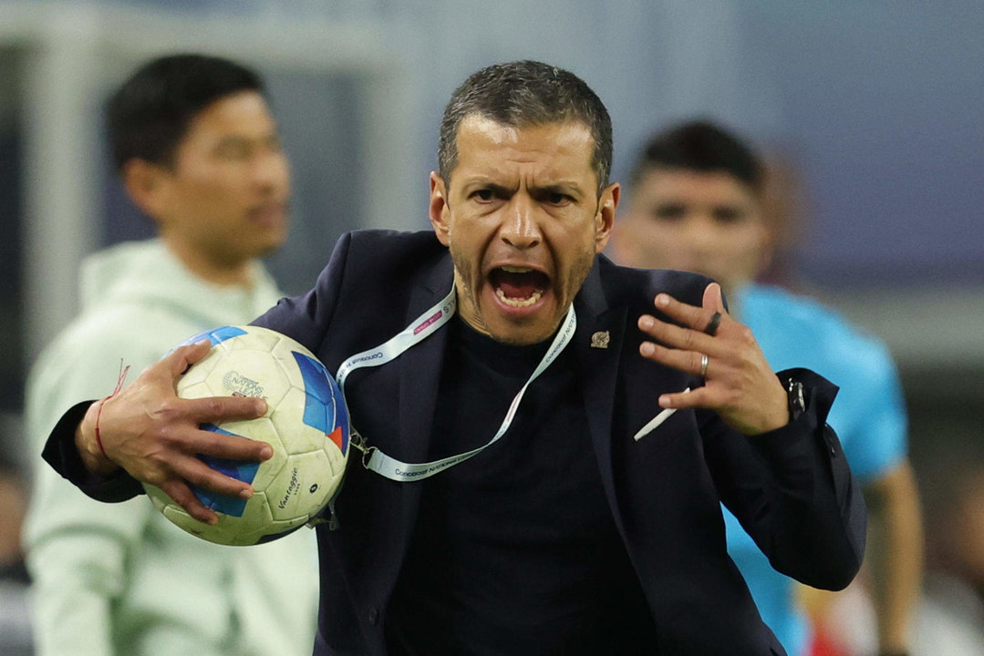 El seleccionador de México Jaime Lozano reclama una falta ante Panamá, en un partido de la Liga de Naciones de la Concacaf en el estadio AT&T en Arlington (EE.UU.). Fotografía de archivo. EFE/ Carlos Ramírez