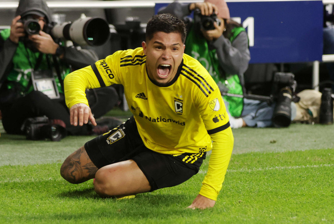 Fotografía de archivo en la que se registró al centrocampista colombiano del club estadounidense de fútbol Columbus Crew, Juan Camilo Hernández, durante un partido de la MLS, en el TQL Stadium de Cincinnati (Ohio (EE.UU.). EFE/Mark Lyons