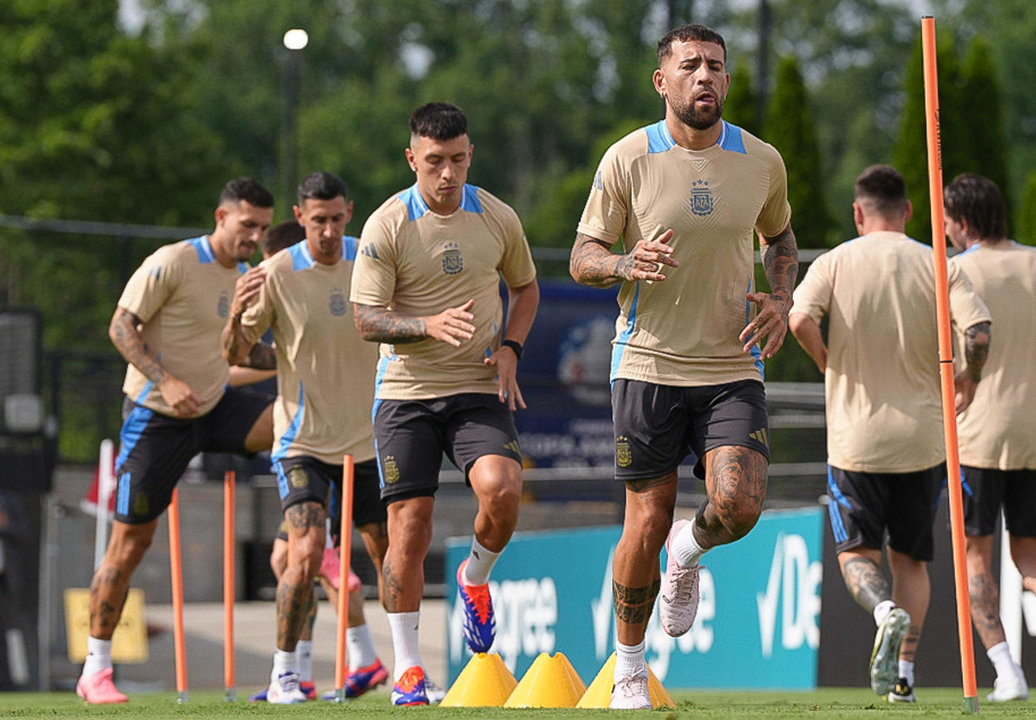 Fotografía cedida por la Asociación de Fútbol Argentino (AFA) en la que se registró a jugadores de la selección argentina de fútbol, durante un entrenamiento en Atlanta (Georgia, EE.UU.). EFE/Prensa AFA