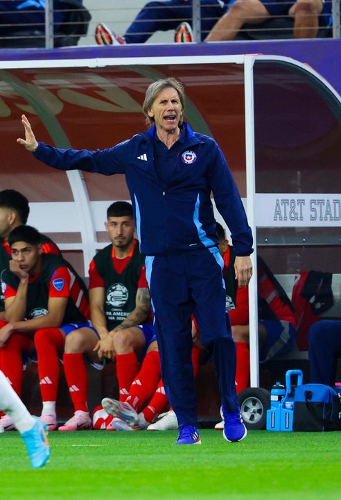 El seleccionador del equipo nacional de fútbol de Chile, el argentino Ricardo Gareca, fue registrado este viernes, 21 de junio, durante un partido contra Perú de la jornada 1 del grupo A de la Copa América, en el estadio AT&T de Arlington (Texas, EE.UU.). EFE/Kevin Jairaj