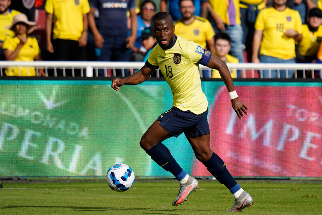 Fotografía de archivo en la que se registró a Enner Valencia, atacante y capitán de la selección nacional de fútbol de Ecuador, que se convirtió en el primer expulsado de la Copa América 2024. EFE/Santiago Fernández