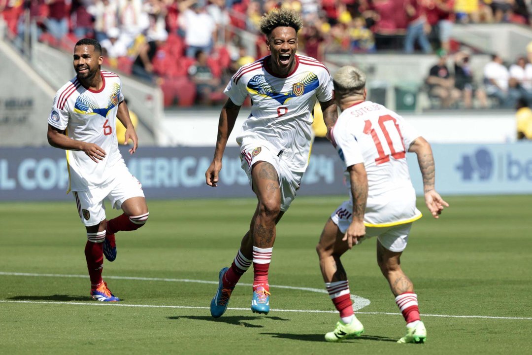 El delantero venezolano Jhonder Cádiz (c) fue registrado este sábado, 22 de junio, al celebrar el 1-1 que le anotó a Ecuador, durante el primer partido del grupo B de la Copa América, en el Levi's Stadium de Santa Clara (California, EE.UU.). EF. EFE/John G. Mabanglo