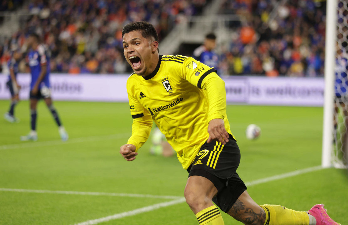 Fotografía de archivo en la que se registró una de las celebraciones delantero colombiano del Columbus Crew, Juan Camilo Hernández, durante un partido de la MLS, en el estadio TQL de Cincinnati (Ohio, EE.UU.). EFE/Mark Lyons