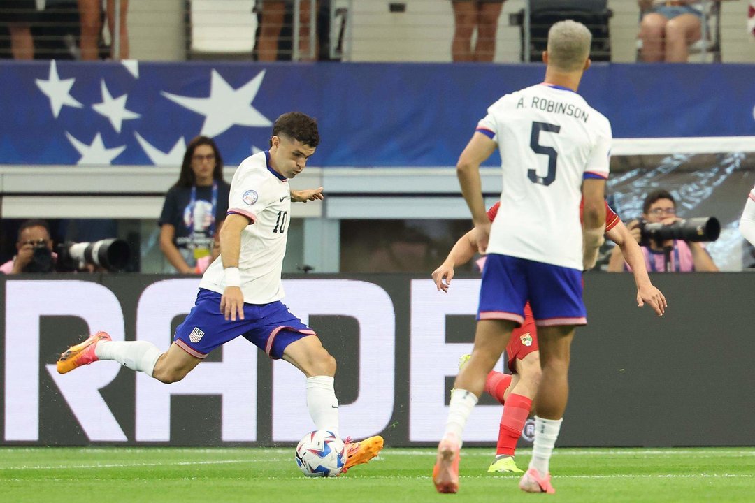 El atacante y capitán de Estados Unidos, Christian Pulisic (i), fue registrado este domingo, 23 de junio, al disparar de derecha para marcar el primer gol del partido entre su selección y la de Bolivia, que de momento es el más rápido de la edición 48 de la Copa América (3 minutos), en el estadio AT&T de Arlington (Texas, EE.UU.). EFE/Kevin Jairaj