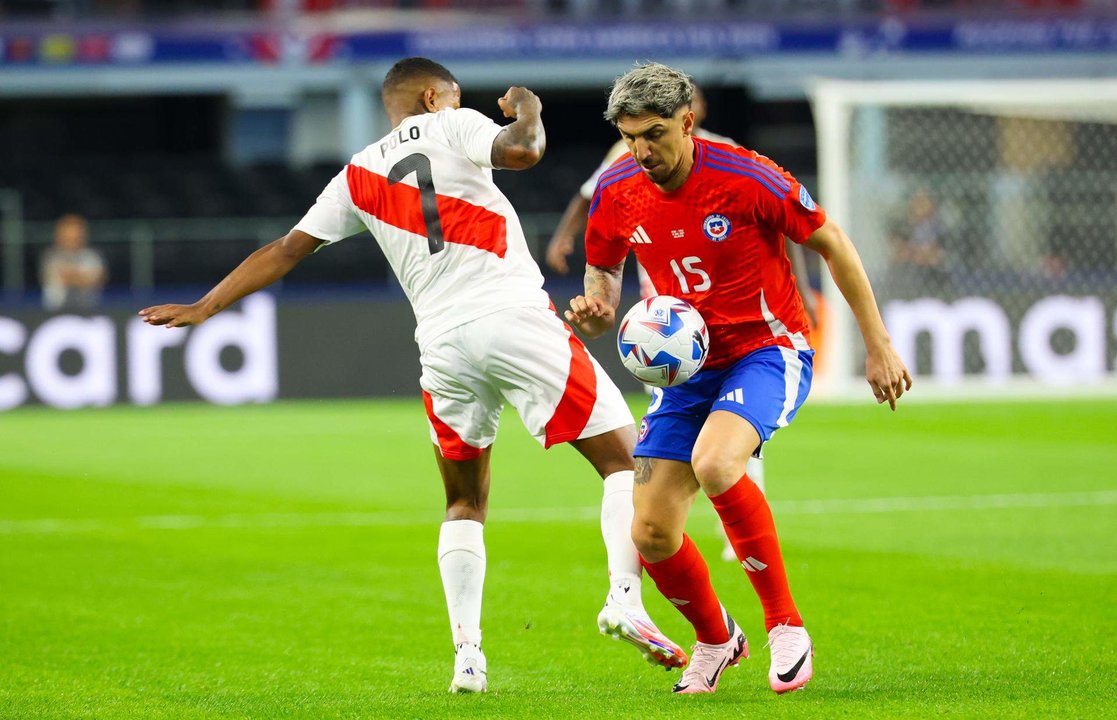 El centrocampista chileno Diego Valdés (d) fue registrado el pasado 21 de junio al disputar un balón con el atacante peruano Andy Polo (i), durante un partido del grupo A de la Copa América, en Arlington (Texas, EE.UU.). Valdés salió lesionado en este partido y no actuará frente a Argentina. EFE/Kevin Jairaj