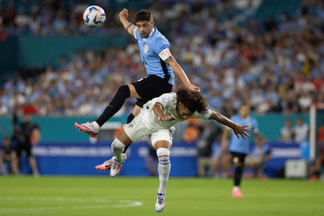 El centrocampista y capitán uruguayo, Federico Valverde (arriba), fue registrado este domingo, 23 de junio, al disputar un balón con el volante panameño Adalberto Carrasquilla (abajo), durante un partido del grupo C de la Copa América, en el estadio Hard Rock de Miami (Florida, EE.UU.). EFE/Cristóbal Herrera