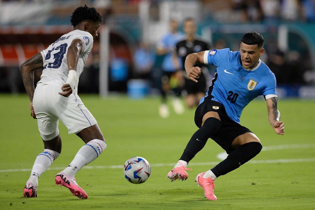 El defensor panameño Michael Murillo (i) fue registrado este domingo, 23 de junio, al disputar un balón con el atacante uruguayo Maximiliano Araujo (d), durante un partido del grupo C de la Copa América, en el estadio Hard Rock de Miami (Florida, EE.UU.). EFE/Cristóbal Herrera