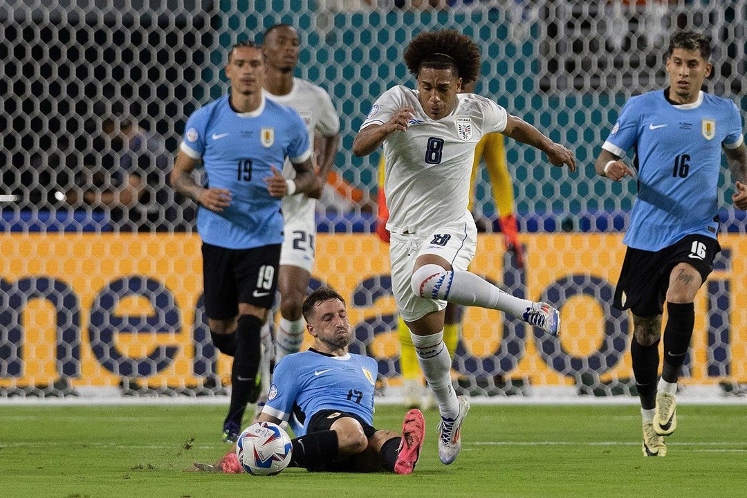 El centrocampista panameño Adalberto Carrasquilla (2-d) fue registrado este domingo, 23 de junio, al disputar un balón con el defensor uruguayo Matías Viña (3-i), durante un partido del grupo C de la Copa América, en el estadio Hard Rock de Miami (Florida, EE.UU.). EFE/Cristóbal Herrera