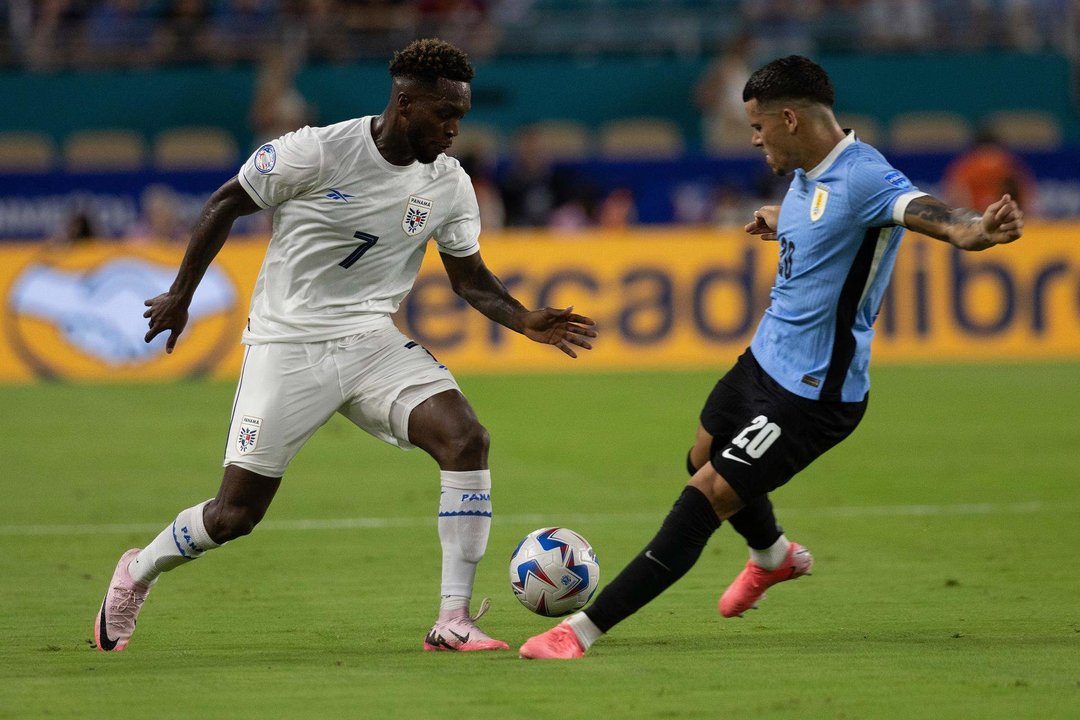 El centrocampista panameño José Luis Rodríguez (i) fue registrado este domingo, 23 de junio, al disputar un balón en con el atacante uruguayo Maximiliano Araujo (d), durante un partido del grupo C de la Copa América, en el estadio Hard Rock de Miami (Florida, EE.UU.). EFE/Cristóbal Herrera