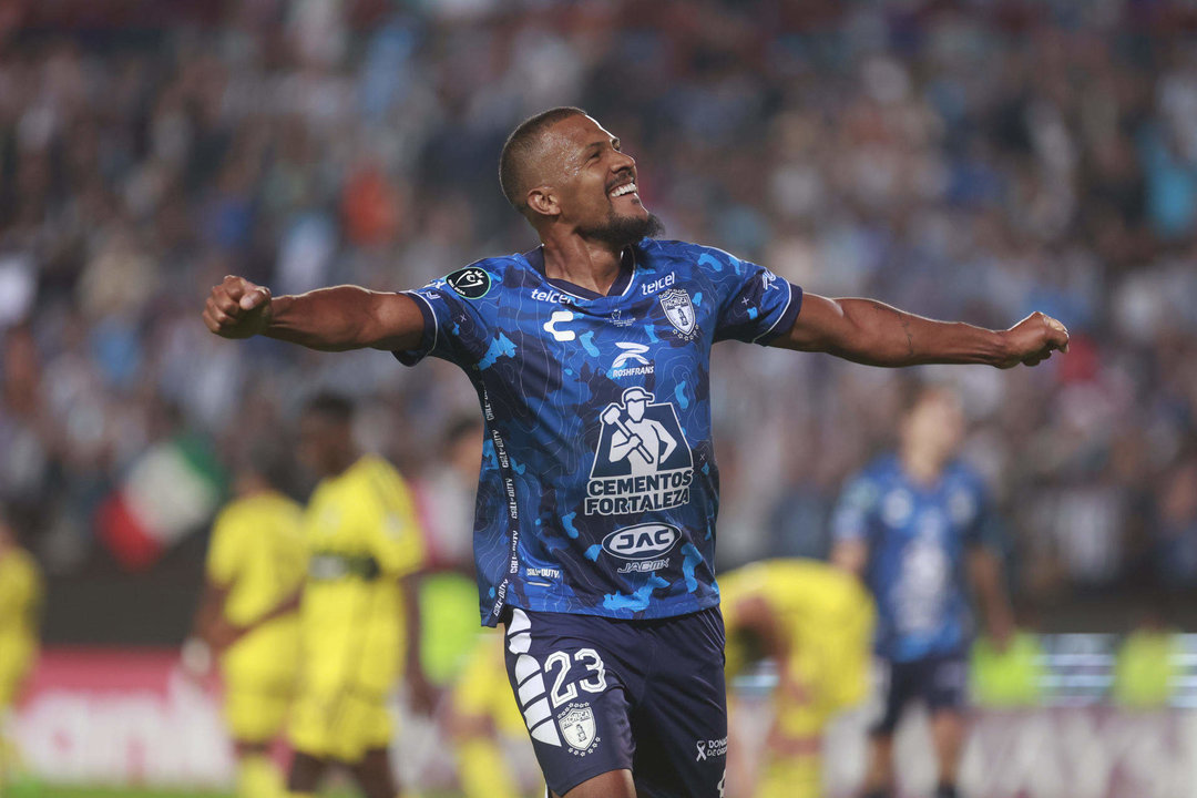 Salomón Rondón de Pachuca festeja su segundo gol ante el Columbus Crew durante la final de la Concacaf Champions Cup entre Pachuca y Columbus Crew en el estadio Hidalgo de la ciudad de Pachuca, Hidalgo (México). Imagen de archivo. EFE /David Martínez Pelcastre