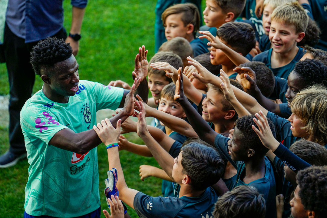 Fotografía de archivo de Vinícius Júnior de Brasil saludando a aficionados durante un entrenamiento de la selección. EFE/ Enric Fontcuberta