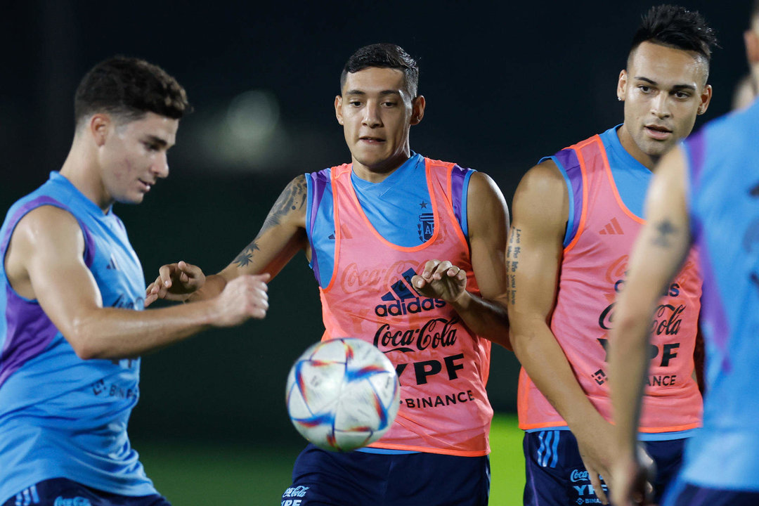 Fotografía de archivo en la que se registró al defensor argentino Nahuel Molina (c), durante un entrenamiento con la selección nacional de fútbol de su país. EFE/Juan Ignacio Roncoroni