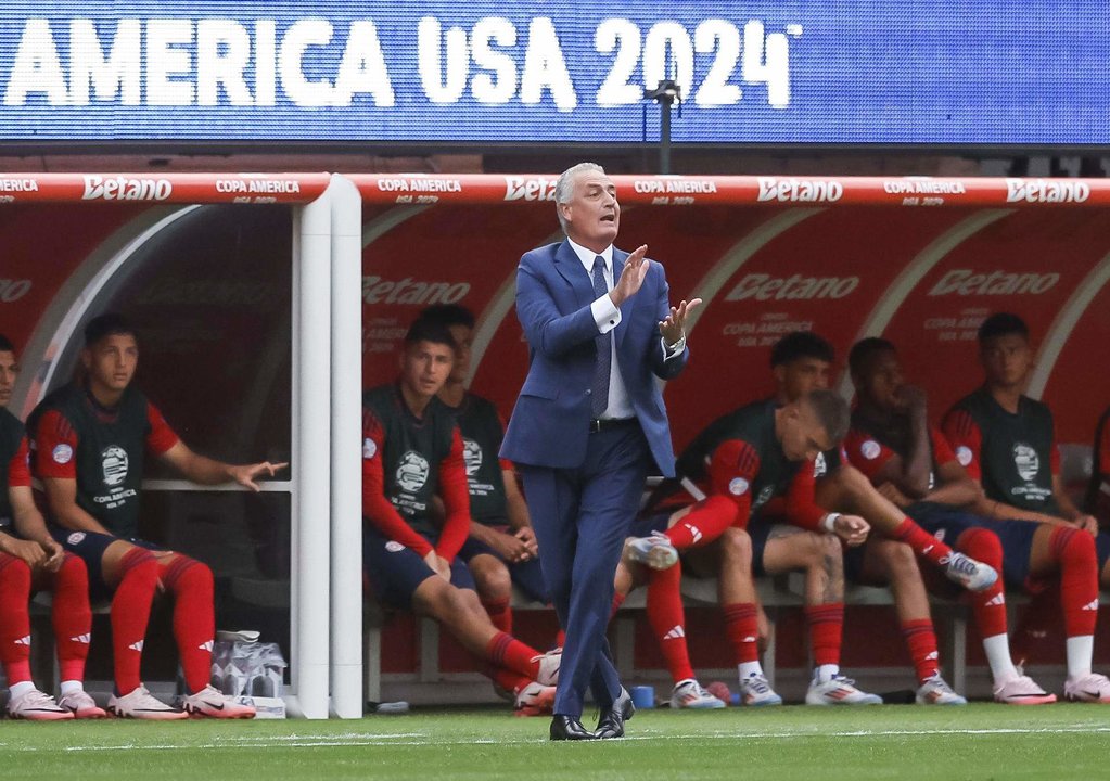 El seleccionador de Costa Rica, el argentino Gustavo Alfaro, fue registrado este lunes, 24 de junio, durante el segundo partido del grupo D de la Copa América contra Brasil, en el Sofi Stadium de Inglewood (California, EE.UU.). EFE/Caroline Brehman