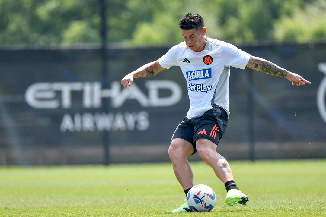 Fotografía cedida por la Federación Colombiana de Fútbol que muestra al jugador James Rodríguez, durante una jornada de entrenamiento. EFE/ Federación Colombiana de Fútbol